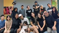 Gegara unggahan makan bareng, Young Lex dihujani banyak komentar oleh netizen. Tiba-tiba apakah ini? komen @yusri.ptr. Seneng banget liatnya, komen @hallojear. (Foto: dok Instagram)