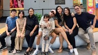 Seusai makan, Young Lex tampak berfoto lagi bareng Eriska Nakesya. Kepalanya terlihat bersandar di bahu mantan istrinya. (Foto: dok Instagram)