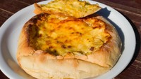 Posisi ke-2 ditempati oleh komplet lepinja asal Serbia dengan rating 4,6. Menu ini berupa flatbread yang dibalut krim kental dan topping telur. Foto: TasteAtlas