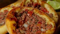 Menempati posisi ke-7, ada sfiha khas Lebanon dengan rating 4,5. Sajian ini sudah ada sejak abad ke-15, berupa pie daging domba dengan isian bawang bombai, tomat, rempah, minyak zaitun, dan yogurt. Foto: TasteAtlas