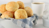 Pao de queijo merupakan menu sarapan khas Brasil. Secara literal artinya roti keju. Foto: TasteAtlas