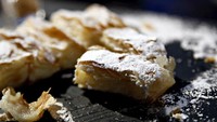 Hingga di posisi ke-10, bubur ayam jagoan orang Indonesia belum terlihat karena menu ini menempati urutan ke 29 dengan rating 4,4! Posisi 10 ditempati pie pastry Yunani, bougatsa. Foto: TasteAtlas