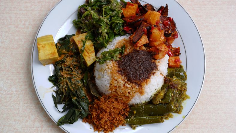 2 Wanita India Jualan Nasi Padang, Lauk Jagoannya Rendang