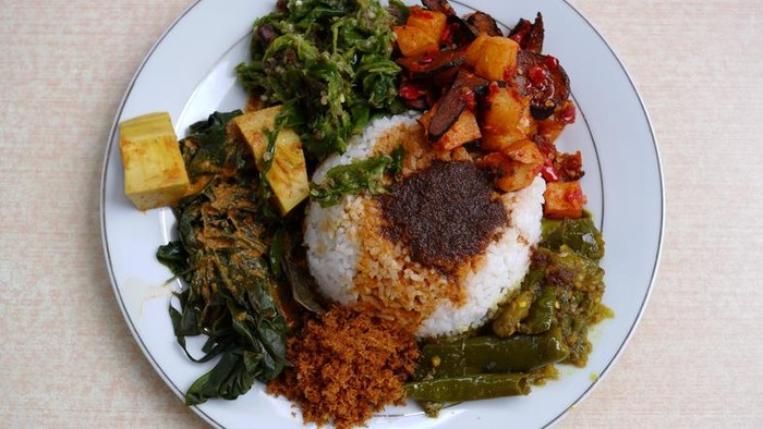 Dokter Gizi Ungkap Cara Makan Nasi Padang Tanpa Takut Gemuk