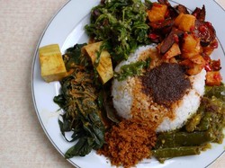 Dokter Gizi Ungkap Cara Makan Nasi Padang Tanpa Takut Gemuk