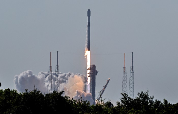 A SpaceX Falcon 9 rocket carrying a payload of Starlink v2-mini satellites lifts off from Space Launch Complex 40 at the U.S. Space Force Station in Cape Canaveral, Florida, U.S. June 10, 2025. REUTERS/Steve Nesius     TPX IMAGES OF THE DAY