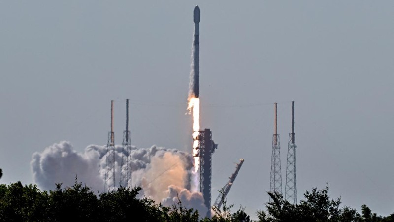 A SpaceX Falcon 9 rocket carrying a payload of Starlink v2-mini satellites lifts off from Space Launch Complex 40 at the U.S. Space Force Station in Cape Canaveral, Florida, U.S. June 10, 2025. REUTERS/Steve Nesius     TPX IMAGES OF THE DAY