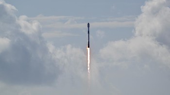 Booster tahap pertama (B1083) berhasil mendarat di kapal drone Just Read the Instructions sekitar delapan menit setelah peluncuran. Ini menandakan pendaratan ke-460 secara keseluruhan dan menjadi misi ke-124 untuk booster tersebut di kapal tersebut. (REUTERS/Steve Nesius)  