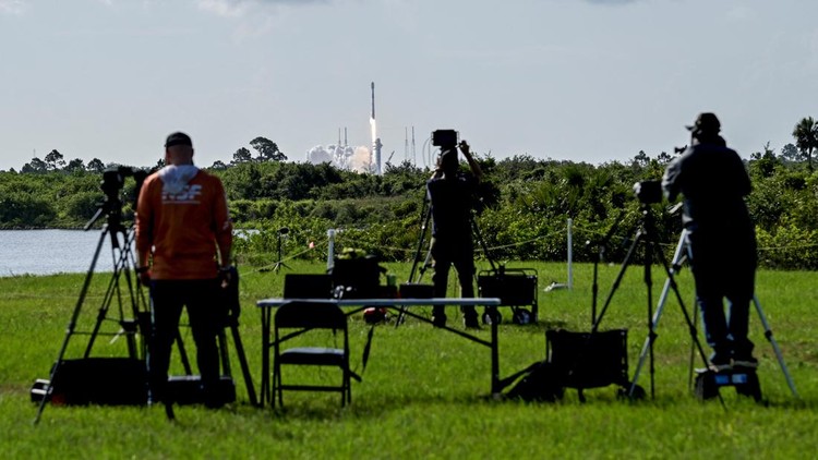 A SpaceX Falcon 9 rocket carrying a payload of Starlink v2-mini satellites lifts off from Space Launch Complex 40 at the U.S. Space Force Station in Cape Canaveral, Florida, U.S. June 10, 2025. REUTERS/Steve Nesius     TPX IMAGES OF THE DAY