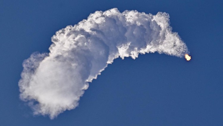 A SpaceX Falcon 9 rocket carrying a payload of Starlink v2-mini satellites lifts off from Space Launch Complex 40 at the U.S. Space Force Station in Cape Canaveral, Florida, U.S. June 10, 2025. REUTERS/Steve Nesius     TPX IMAGES OF THE DAY