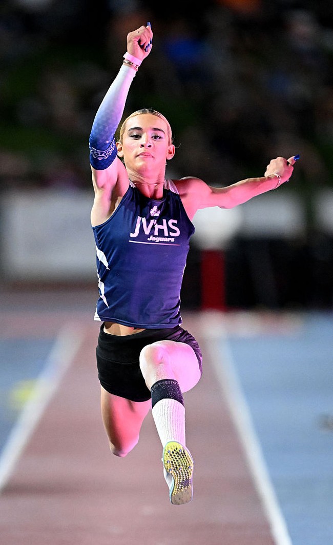 AB Hernandez, seorang atlet atletik berusia 16 tahun dari California, AS telah berlatih selama bertahun-tahun untuk memenangkan kejuaraan atletik. AB meraih juara pertama dalam lompat tinggi dan lompat jangkit, serta perak dalam lompat jauh di final kejuaraan negara bagian. Foto: Getty Images/Kirby Lee