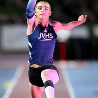 AB Hernandez, seorang atlet atletik berusia 16 tahun dari California, AS telah berlatih selama bertahun-tahun untuk memenangkan kejuaraan atletik. AB meraih juara pertama dalam lompat tinggi dan lompat jangkit, serta perak dalam lompat jauh di final kejuaraan negara bagian. Foto: Getty Images/Kirby Lee