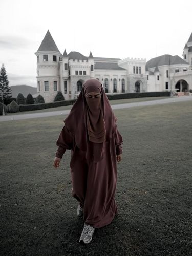 Abaya set khimar warna earth tone dipadu dengan sneakers.