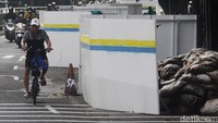 Menurut keterangan petugas di lokasi, pemeliharaan dilakukan sebagai bagian dari program rutin untuk menjaga kualitas layanan publik. Hal ini bertujuan menghindari gangguan teknis yang bisa berdampak pada kenyamanan pengguna jalan dan warga sekitar.  