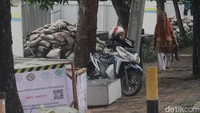 Pekerjaan ini mencakup pengecekan saluran kabel bawah tanah, penguatan sambungan utilitas, serta perapihan fasilitas penunjang jalan. Beberapa titik sempat ditutup sebagian untuk memberi ruang bagi petugas lapangan bekerja secara aman.  