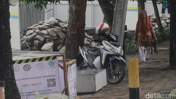Ada Perbaikan Jaringan Utilitas di Tebet Jaksel, Warga Diminta Sabar Pekerja menyelesaikan perbaikan dan pemeliharaan jaringan utilitas di Jalan Prof. DR. Soepomo, Jakarta, Rabu (11/6/2025). Aktivitas ini dilakukan di sepanjang ruas jalan yang menjadi salah satu jalur sibuk di Jakarta Selatan.