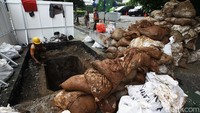 Pekerja menyelesaikan perbaikan dan pemeliharaan jaringan utilitas di Jalan Prof. DR. Soepomo, Jakarta, Rabu (11/6/2025). Aktivitas ini dilakukan di sepanjang ruas jalan yang menjadi salah satu jalur sibuk di Jakarta Selatan.  