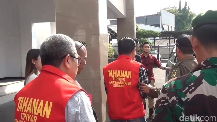 Ahadiat Amaludin (57) Kepala Desa Kalijati Timur dan Sutisna (52) Direktur BUMDes Makmur Lestari, Desa Kalijati Timur, Kecamatan Kalijati, Subang resmi ditahan Kejaksaan Negeri Subang.