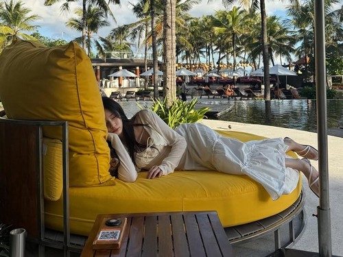 Aktris dan penyanyi asal Korea Selatan, Kim Min Ju, terpantau sedang liburan di Bali, Selasa (10/6/2025). (Tangkapan layar Instagram @minn.__.ju)