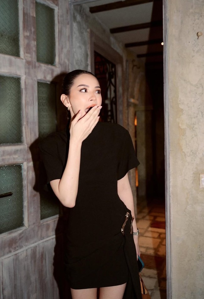Alyssa terlihat mengenakan mini dress berwarna hitam. Ia terkejut saat memasuki ruangan dan mengetahui para sahabat sudah menyiapkan acara bridal shower spesial untuknya. Foto: Instagram/@alyssadaguise