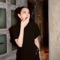 Alyssa terlihat mengenakan mini dress berwarna hitam. Ia terkejut saat memasuki ruangan dan mengetahui para sahabat sudah menyiapkan acara bridal shower spesial untuknya. Foto: Instagram/@alyssadaguise