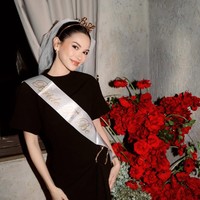 Tampil cantik memukau seperti biasanya, wanita 27 tahun itu mengenakan selempang pink bertuliskan Bride To Be. Tak hanya itu saja, ia juga mengenakan veil putih di kepala dan bando bertuliskan Bride. Foto: Instagram/@alyssadaguise