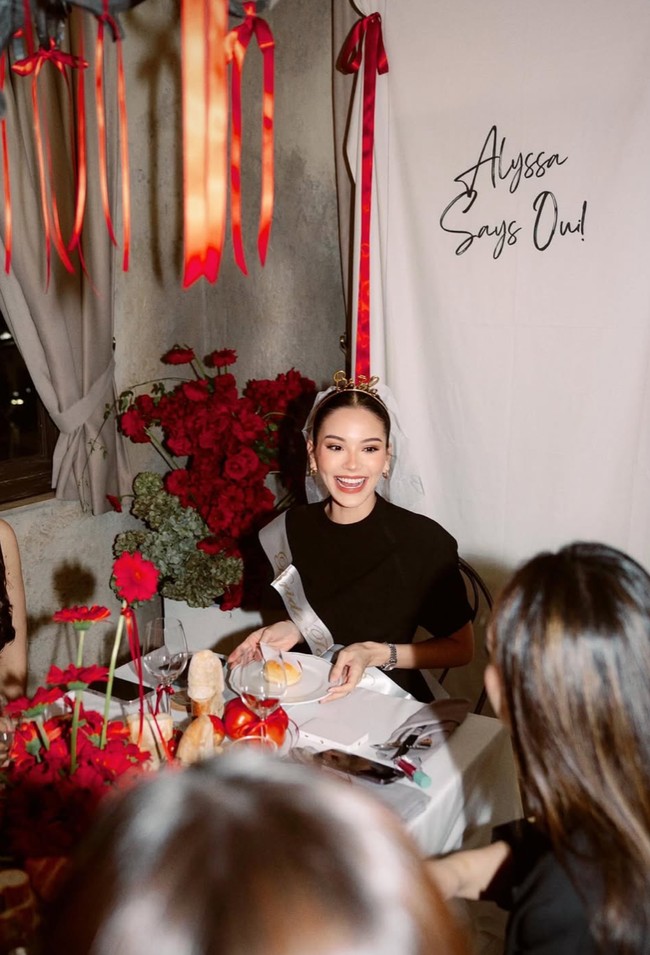 Dari foto-foto yang diunggah terlihat bahwa acara bridal shower Alyssa didominasi oleh warna hitam, putih, dan merah. Meja tempat Alyssa dan para sahabat makan bersama juga didekorasi dengan bunga-bunga berwarna merah. Foto: Instagram/@alyssadaguise