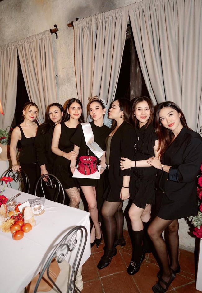 Tampil kompak, para sahabat yang hadir juga mengenakan busana berwarna hitam. Terlihat Aaliyah Massaid, Dindra Nashriyah, Oceane Alagia, dan 3 sahabat lainnya yang turut hadir dan berpose bersama. Foto: Instagram/@alyssadaguise