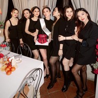 Tampil kompak, para sahabat yang hadir juga mengenakan busana berwarna hitam. Terlihat Aaliyah Massaid, Dindra Nashriyah, Oceane Alagia, dan 3 sahabat lainnya yang turut hadir dan berpose bersama. Foto: Instagram/@alyssadaguise
