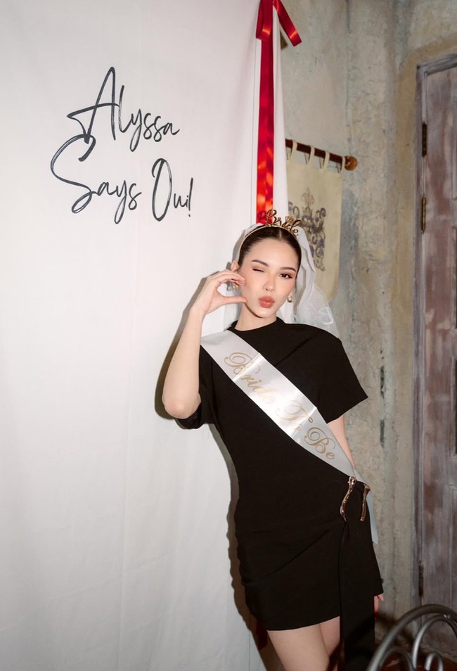 Sebelumnya Alysssa juga diketahui sudah mendapat kejutan bridal shower dari ketiga sahabatnya, yang salah satunya juga Aaliyah Massaid. Dari informasi yang beredar diketahui bahwa Alyssa dan Al Ghazali akan menikah pada 16 Juni 2025. Foto: Instagram/@alyssadaguise