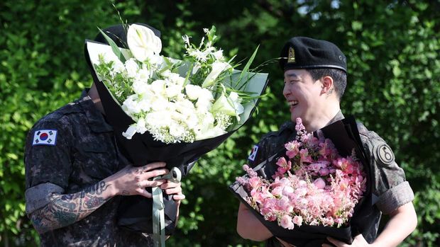 Anggota BTS Jungkook dan Jimin bereaksi selama acara setelah menyelesaikan wajib militer Korea Selatan, di Yeoncheon, Korea Selatan, 11 Juni 2025. (REUTERS/Kim Hong-Ji)