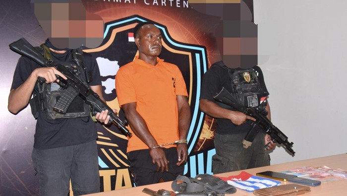 Anggota KKB Yekis Wanimbo alias Salahmakan Tabuni saat ditangkap polisi.