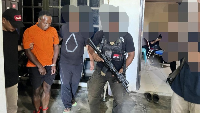 Anggota KKB Yekis Wanimbo alias Salahmakan Tabuni saat ditangkap polisi.