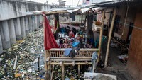 Menurut data BPS, jumlah penduduk miskin di Indonesia berkurang sekitar 3,06 juta orang dalam rentang waktu 2014 hingga 2024, dari 28,28 juta orang pada Maret 2014 menjadi 25,22 juta orang per Maret 2024. Penurunan ini setara dengan 2,22 persen dalam sepuluh tahun terakhir. ANTARA FOTO/Putra M. Akbar