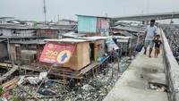 Di tengah tantangan ekonomi dan ketimpangan sosial, Badan Pusat Statistik (BPS) mengklaim bahwa angka kemiskinan di Indonesia mengalami penurunan signifikan dalam satu dekade terakhir. Penurunan angka kemiskinan ini menjadi sorotan, di tengah perdebatan mengenai apakah pertumbuhan ekonomi benar-benar berdampak merata ke semua lapisan masyarakat. ANTARA FOTO/Putra M. Akbar