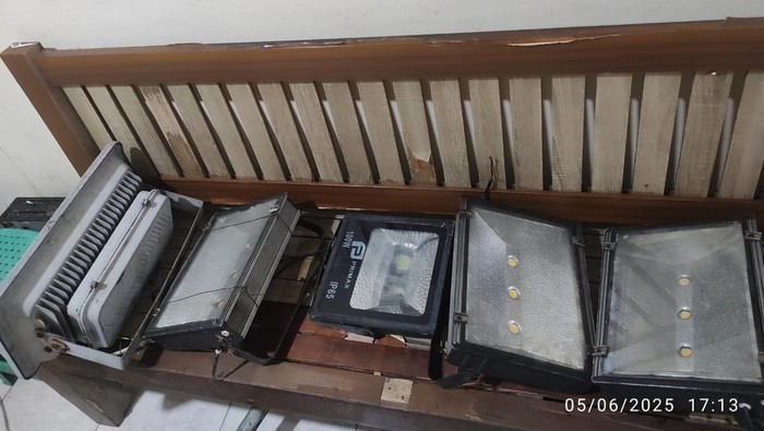 Barang bukti lampu billboard yang dicuri di Grogol Petamburan, Jakbar.