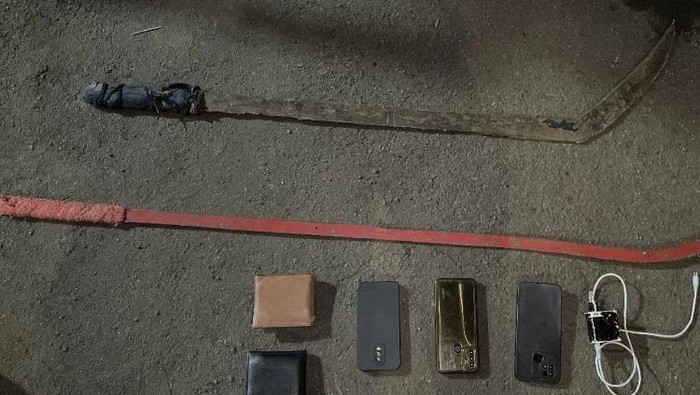 Barang bukti sajam yang disita polisi