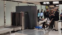 Wakil Menteri Keuangan, Anggito Abimanyu mengecek fasilitas layanan di Terminal 2F Bandara Soekarno Hatta, Tangerang, Banten, Rabu (11/6/2025). Hal ini dilakukan untuk menyambut kepulangan jemaah haji demi menjamin proses kepulangan berjalan aman, lancar, dan nyaman. Foto: Heri Purnomo/detikcom