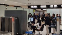 Meninjau kesiapan dari pelayanan kita, baik itu untuk melihat kecepatan arus barang maupun jamah itu meningkat dibandingkan yang sebelum-sebelumnya. Tadi kami sudah melihat X-ray yang baru ya, dan sudah dicoba, baru install, dan kita coba face recognition, kalau dia sudah punya manifest, dia langsung akan terdeteksi, terang Anggito. Foto: Heri Purnomo/detikcom