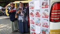 Komoditas lain yang tersedia mencakup FS Telur Ayam Negeri tray kardus dari Rp29.000 menjadi Rp26.000 per tray, FS Gula Kristal 1 kilogram seharga Rp17.500, FS Tepung Terigu 1 kilogram dari Rp12.000 menjadi Rp10.000, Mie Goreng Gaga (5 bungkus) dari Rp12.000 menjadi Rp10.000. Aneka cabai merah keriting, cabai rawit merah, bawang merah, dan bawang putih juga tersedia.