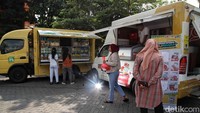 Selain itu, FS Sentra Ramos Premium 5 kilogram turun dari Rp74.500 menjadi Rp73.000. Minyak goreng juga mendapat potongan harga, seperti FS Minyak Goreng 1 liter dari Rp19.500 menjadi Rp17.500, FS Minyak Goreng 2 liter dari Rp38.000 menjadi Rp34.500, dan Minyakita Pouch 1 liter Rp15.500.