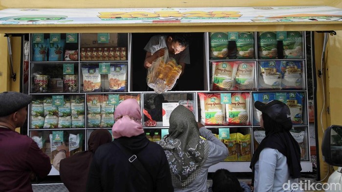 Belanja Hemat di Pasar Murah Koja Sejumlah warga berbelanja di kawasan Pasar Murah, Koja, Jakarta Utara, Rabu (11/6/2025).