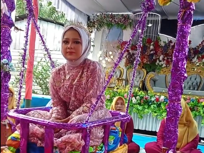 Beredar video viral tradisi unik kedua pengantin naik ayunan sebelum prosesi kirab pengantin di Sumatra Utara.