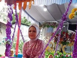 Viral! Tradisi Unik Pengantin Naik Ayunan Sebelum Kirab di Sumatra Utara