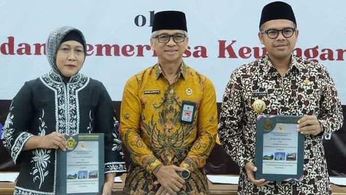 Bupati Batang, M Faiz, (kanan) saat menerima opini WTP BPK di Kantor BPK Semarang