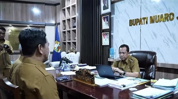 Bupati BBS saat menerima laporan proses pelantikan dan pemberian SK PPPK di Pemkab Muaro Jambi rampung