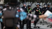 Warga Los Angeles menyalahkan pemerintah federal karena meningkatkan ketegangan. Foto: REUTERS/Leah Millis