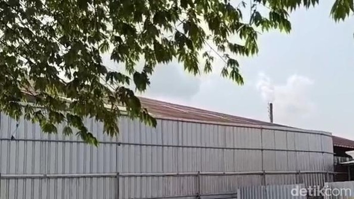 Cerobong asap PT Sata Tec masih mengebul meski disegel Pemkab Bojonegoro