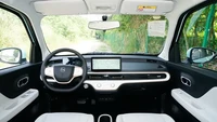 Di bagian interior, Chery QQ Domi menawarkan desain kabin bergaya wraparound yang modern dan fungsional. Tata letaknya dirancang untuk memaksimalkan kenyamanan, sekaligus menghadirkan sentuhan teknologi yang cukup lengkap di kelasnya. Interiornya punya dua pilijan warna, yakni hitam-abu-abu dan pink-abu-abu. Fiturnya cukup lengkap, termasuk panel instrumen digital 7 inci, layar sentuh mengambang berukuran 10,25 inci di posisi sentral, sistem pengenalan suara, keyless entry & start, serta kontrol kendaraan melalui aplikasi berbasis smartphone. Foto: Doc. Carnewschina