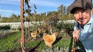 Potret Kehidupan David Beckham yang Tinggal di Desa, Berkebun & Tangkap Ayam